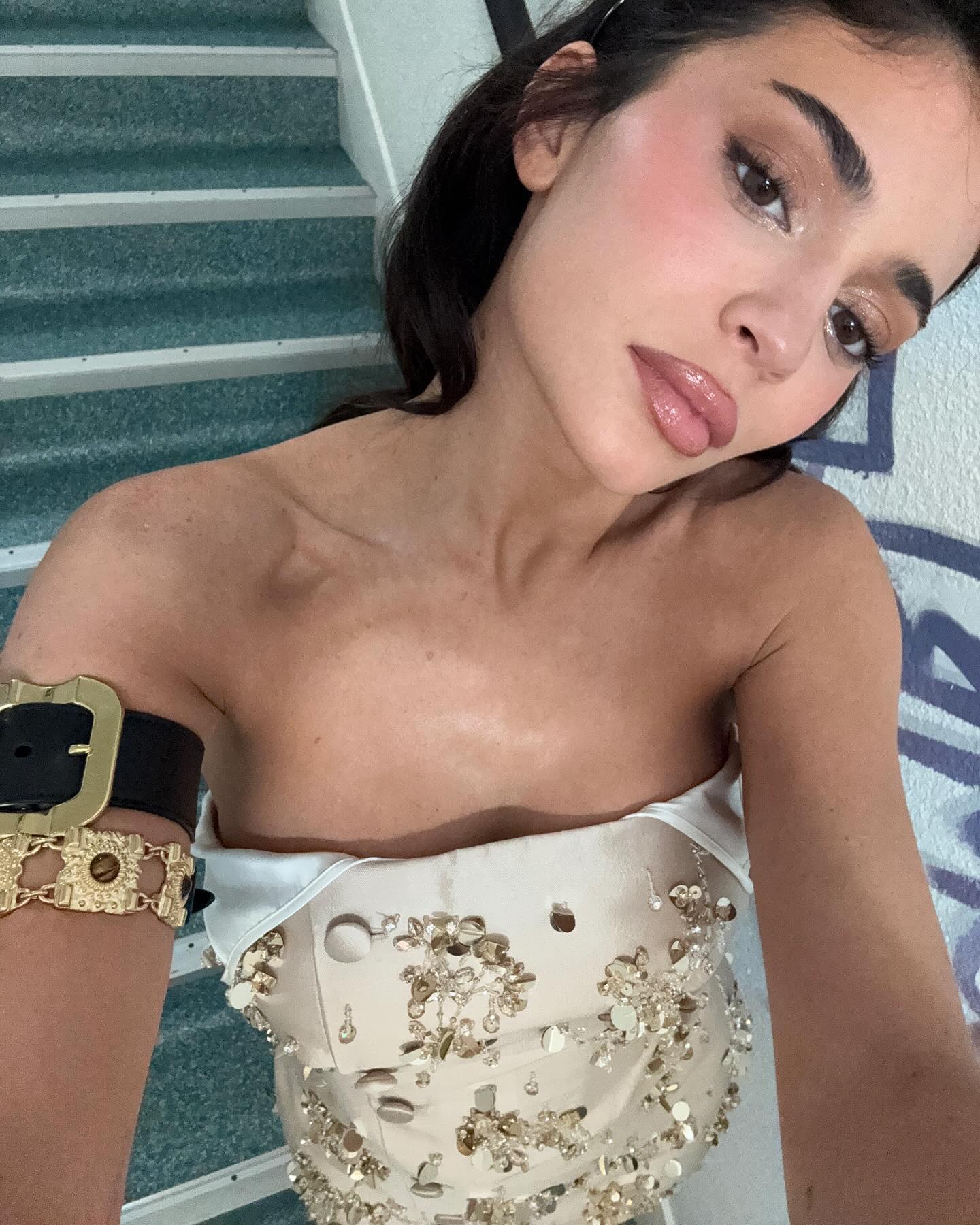 kylie-jenner-selfie-miumiu-bracelete Selfie da Kylie Jenner no evento BOF 500