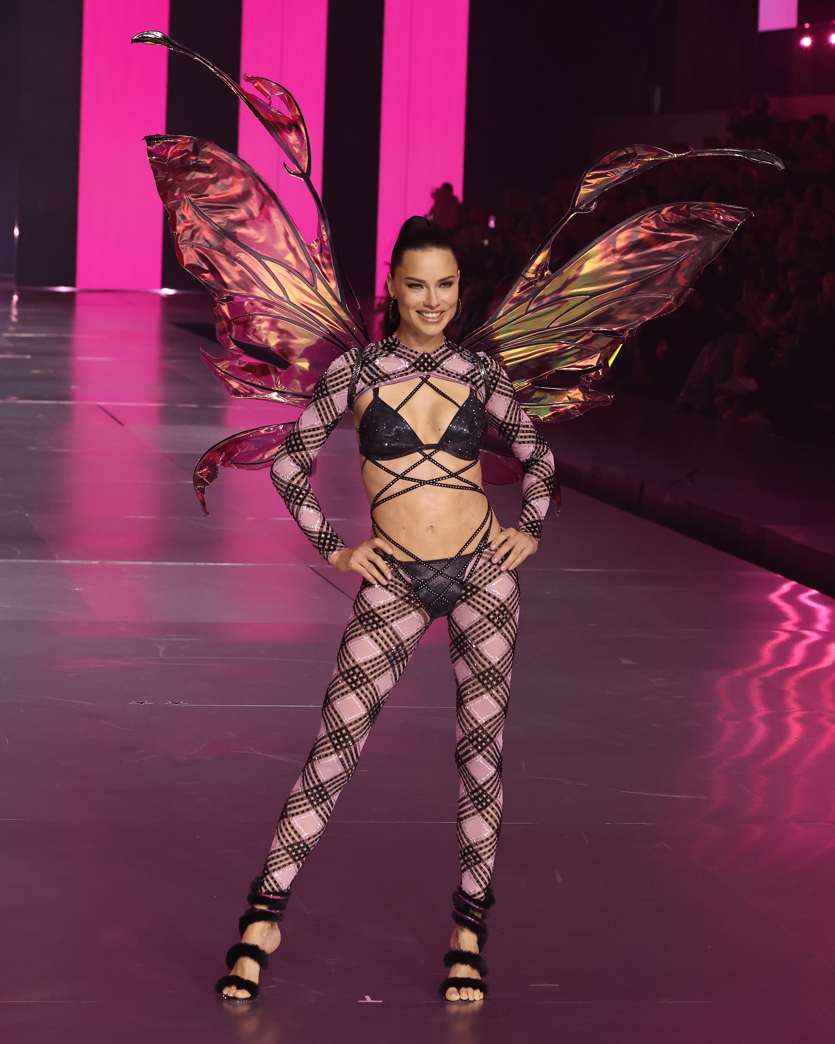 Adriana Lima no Victoria's Secret Fashion Show 2024