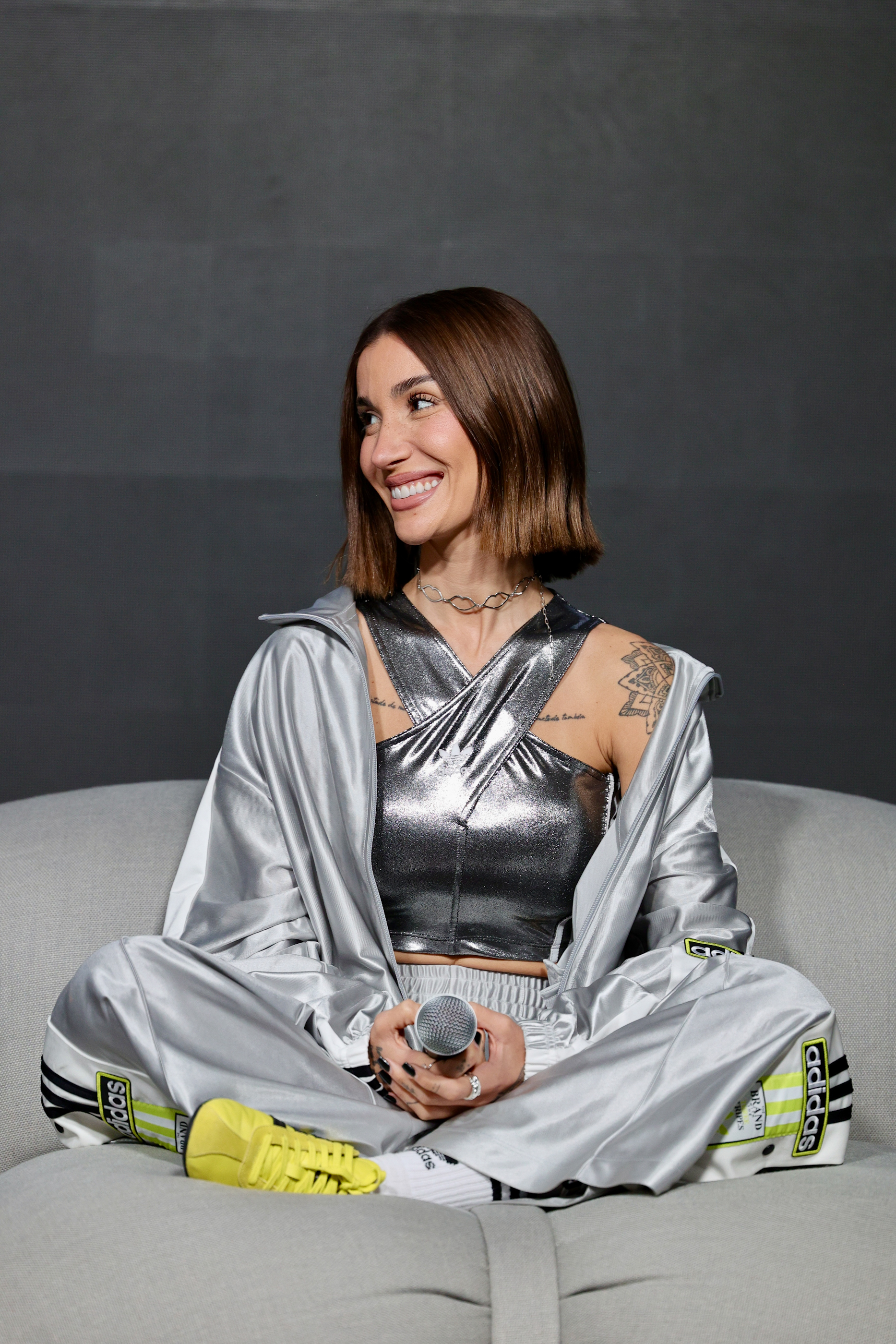 bianca-andrade-iguatemi-talks-01_8dff95 Bianca Andrade no Iguatemi Talks Fashion 2024 usando look prata com tênis amarelo