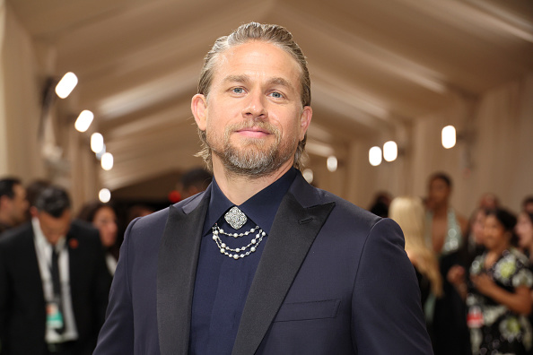 Charlie Hunnam no tapete vermelho do Met Gala 2024