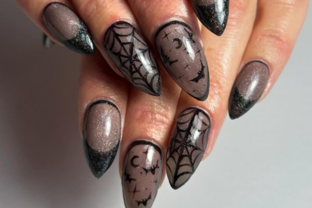 Unhas com esmalte preto para o Halloween