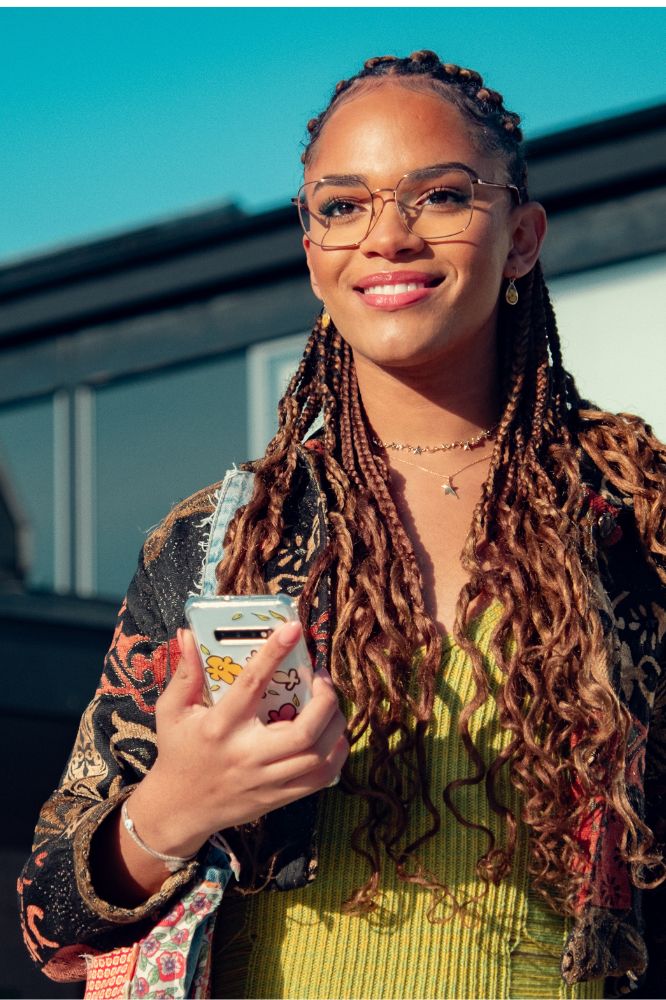 jaqueta flor Look de Elle Argent de Heartstopper