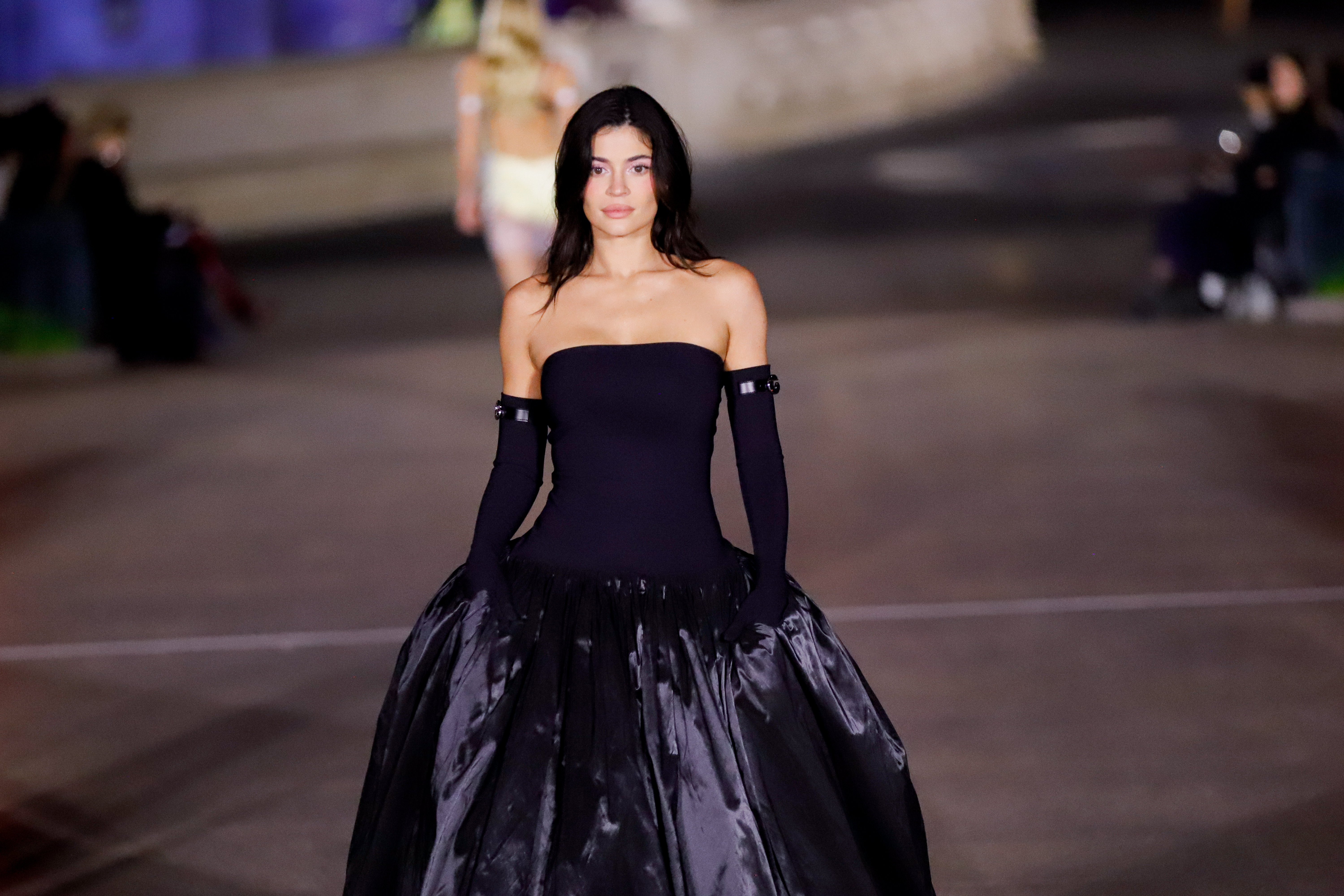 Coperni – Paris Fashion Week RTW Spring 2025 – Ambiance Kylie Jenner no desfile da coleção de primavera-verão 2025 da Coperni na Disneyland Paris