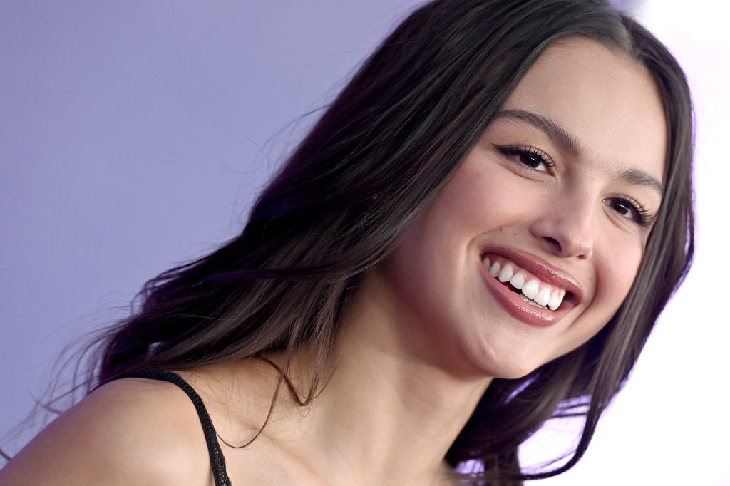 Olivia Rodrigo na première do "Olivia Rodrigo: GUTS World Tour" para Netflix; ela está sorrindo enquanto posa para foto