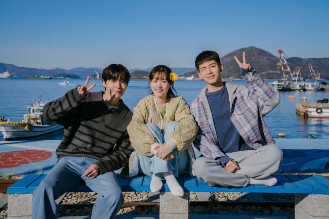 240920_Family by Choice_PR Still (4)_1727055115709_265 Hwang In-youp, Jung Chae-yeon e Bae Hyeon-seong no k-drama 'Família por Escolha'.