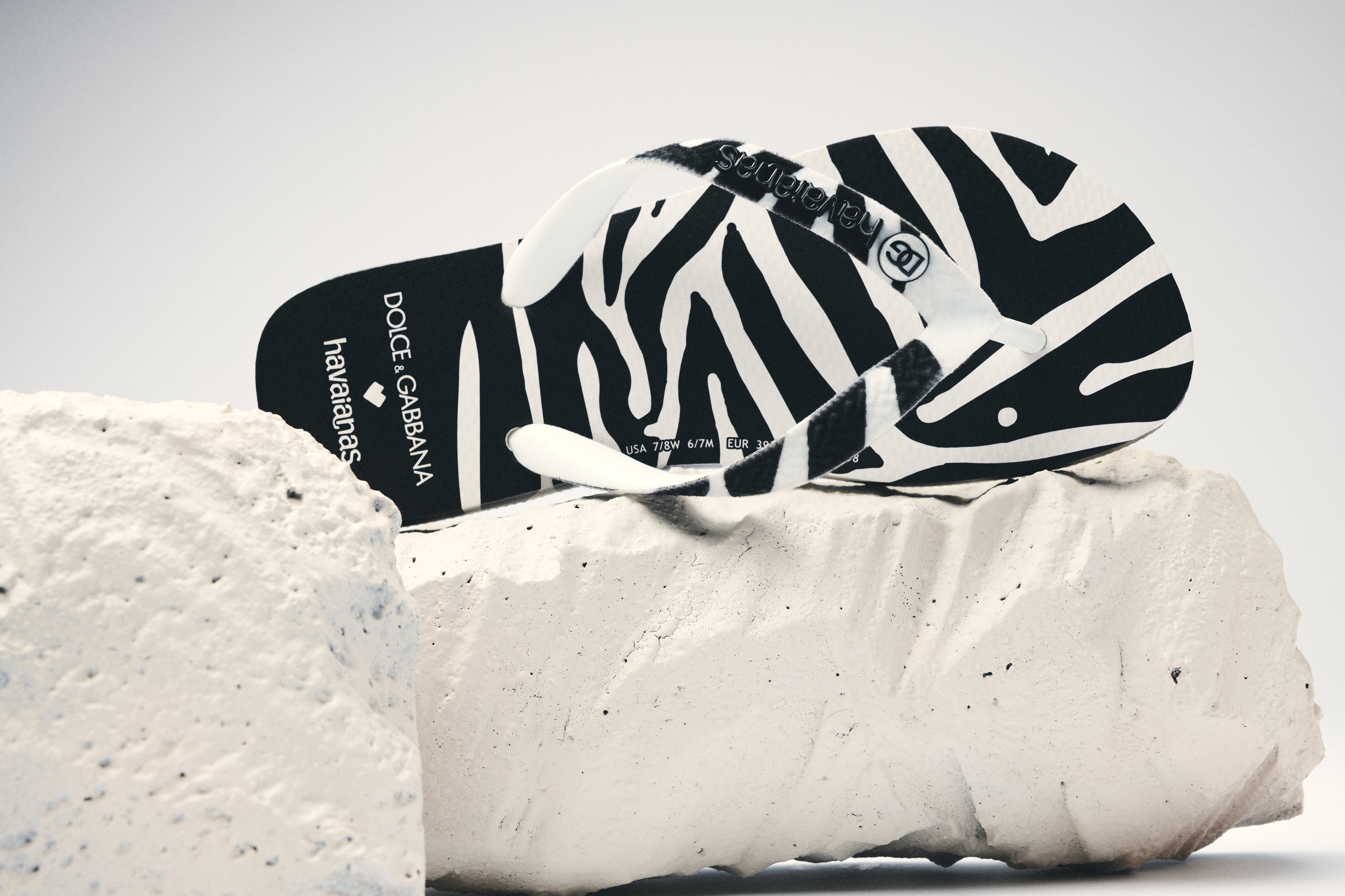 Top havaianas Dolce&Gabbana Zebra, do 35_36 ao 45_46, R 349,99_1 Coleção da Havaianas em parceria com a Dolce & Gabbana