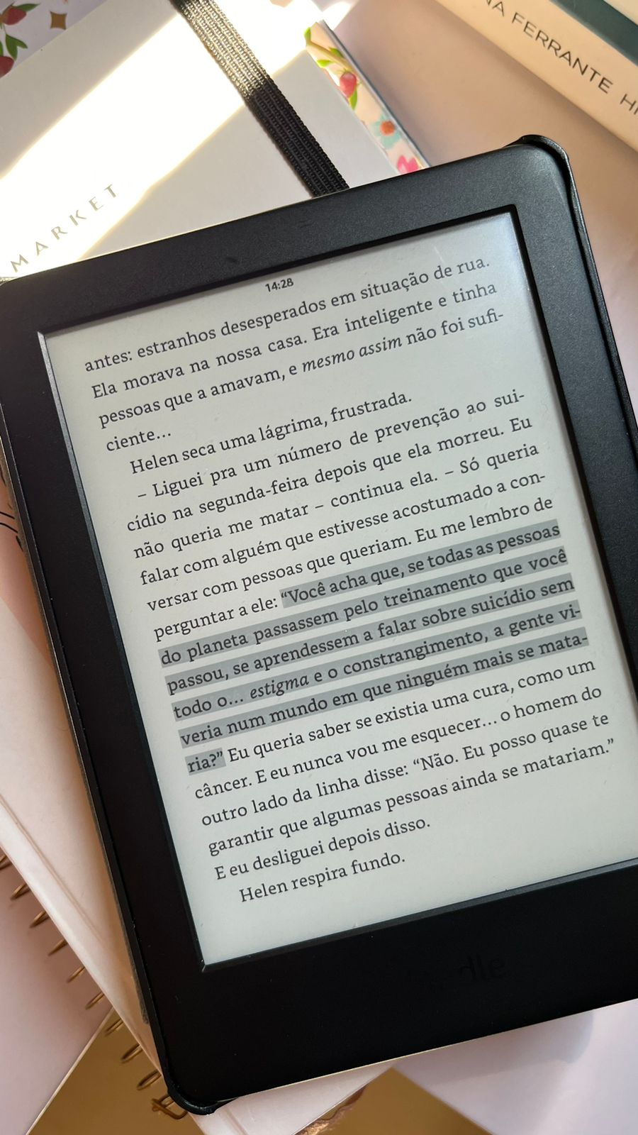 Imagem de um Kindle com trecho do livro "Como terminar uma história de amor".