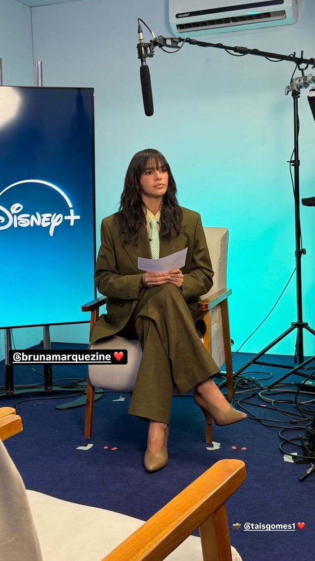 bruna-marquezine-d23 Bruna Marquezine usa look oversized com gravata na D23