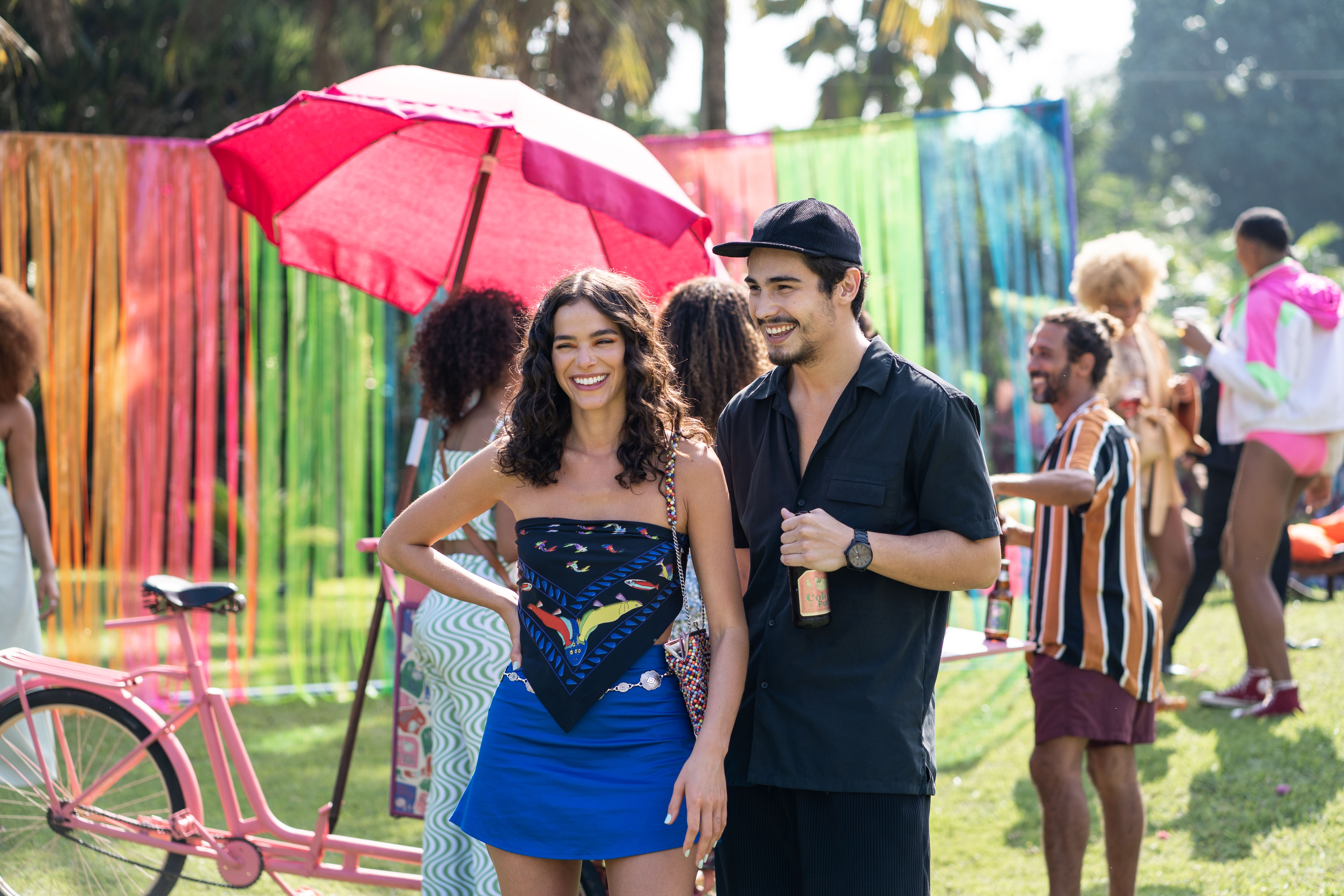 Bruna Marquezine como Bia e Danilo Mesquita como Marcelo na série 'Amor da Minha Vida'