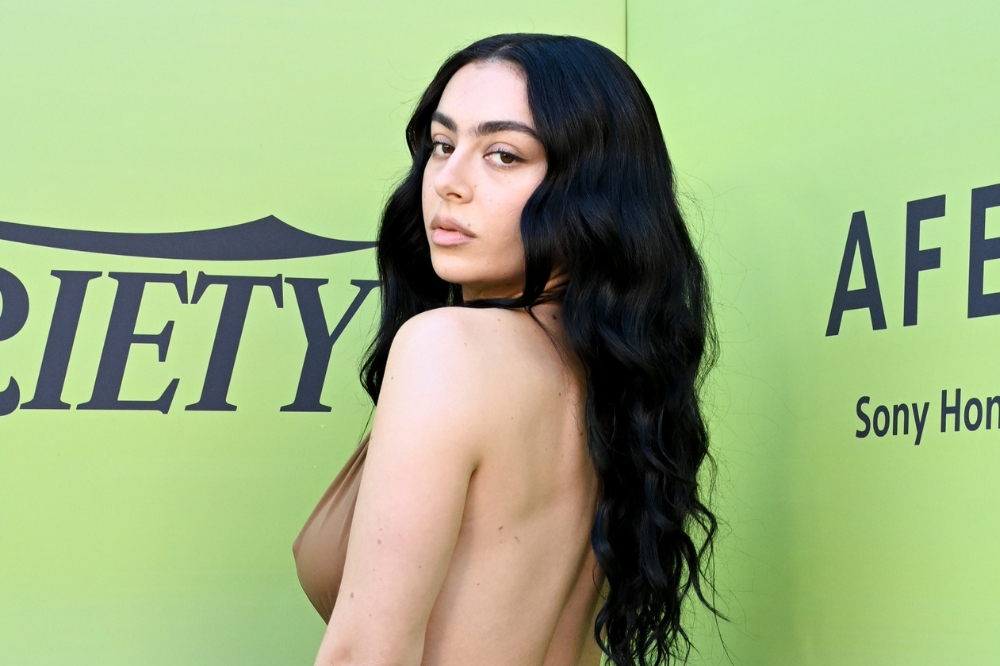 Charli xcx usando vestido na cor 'Mocha Mousse', eleita tendência de 2025 pela Pantone, em evento da Variety