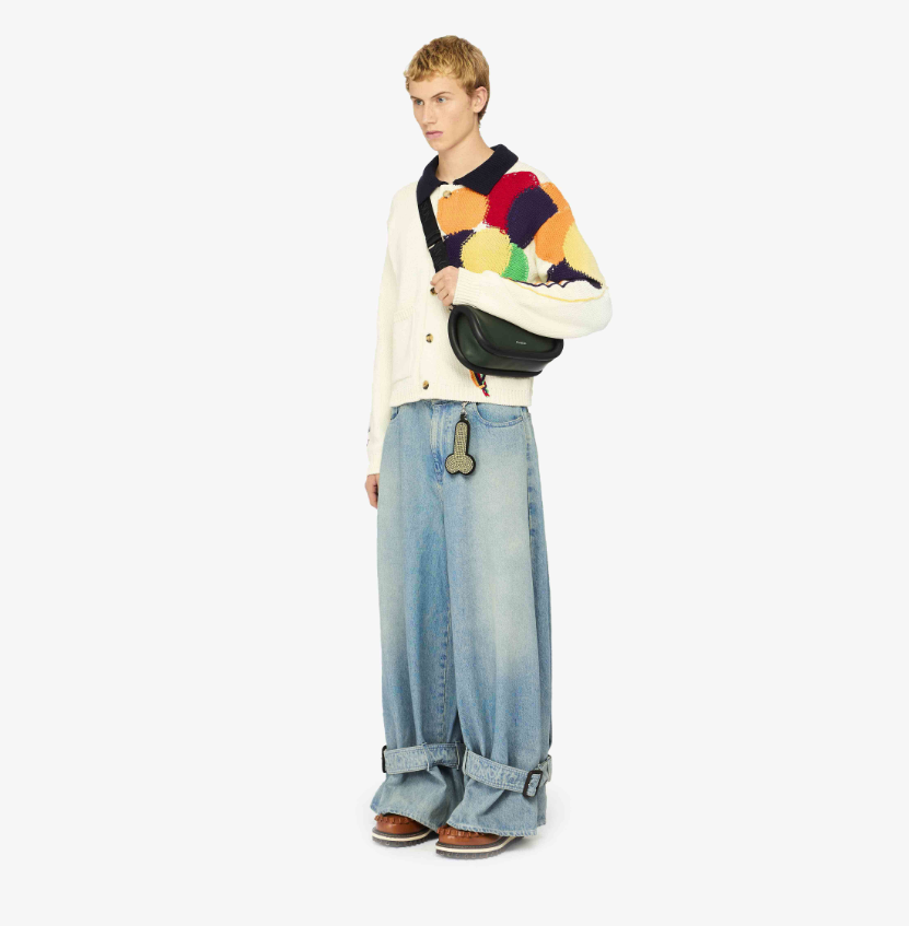 Cardigan, bolsa e chaveiro da coleção Pleasing X JW Anderson