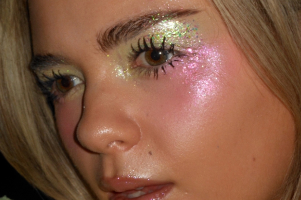 Dicas para aplicar e fixar glitter nos olhos na maquiagem de Ano Novo