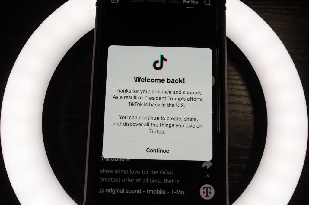 Um smartphone exibe o aplicativo TikTok após sua reintegração nos EUA, após os esforços do presidente Trump e o retorno da plataforma ao mercado dos EUA em 19 de janeiro de 2025 em Chicago, Estados Unidos.