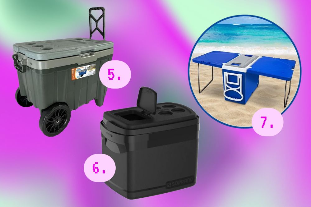 Os coolers mais legais para levar na praia neste verão Imagem de três coolers, um azul que abre como mesa, um cinza escuro com rosa e um preto, em um fundo roxo e verde claro.