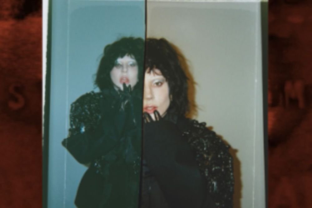 Duas imagens de Lady Gaga para a divulgação do disco Mayhem
