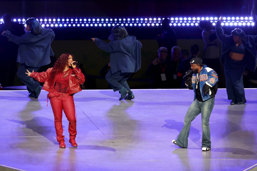 SZA e Kendrick Lamar se apresentam no palco durante o Apple Music Super Bowl LIX Halftime Show no Caesars Superdome em 09 de fevereiro de 2025 em Nova Orleans, Louisiana.