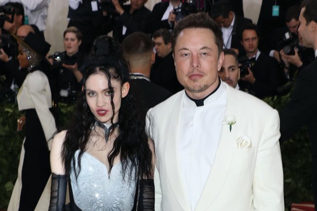 Heavenly Bodies: Fashion & The Catholic Imagination Costume Institute Gala Grimes e Elon Musk comparecem ao