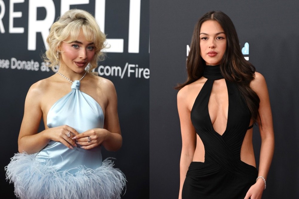 Duas imagens lado a lado; na primeira, Sabrina Carpenter está posando para foto com vestido azul; na segunda, Olivia Rodrigo posa para foto com vestido preto