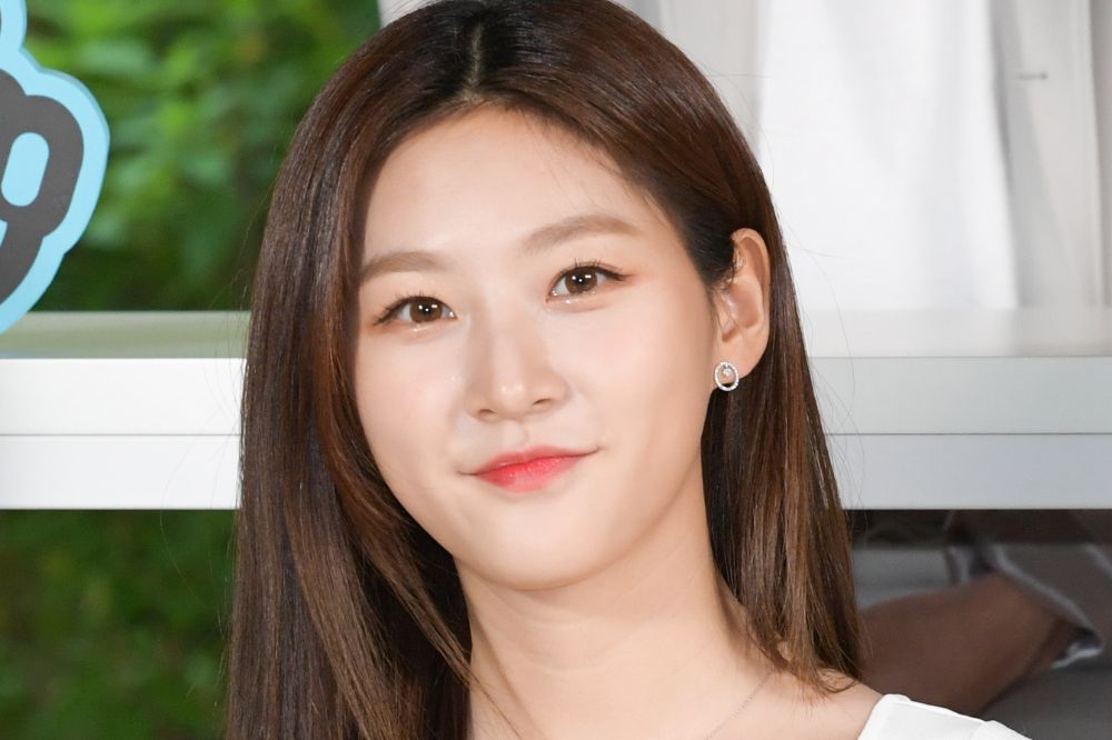 Kim Sae-ron sorrindo levemente para foto