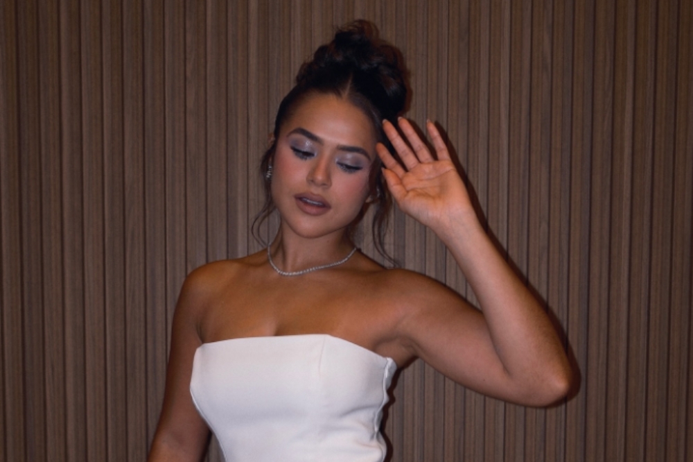 Maisa Silva com cabelo preso em coque alto usando vestido branco