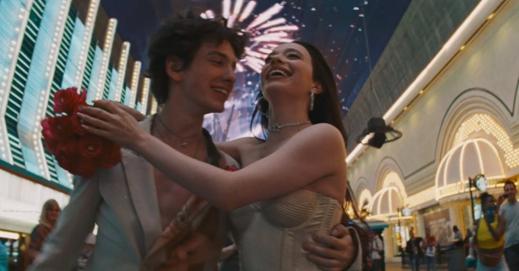 Protagonistas de Anora em cena que o casal está abraçado e sorrindo.