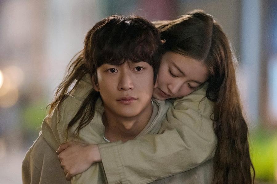 Na In-woo e Lee Se-young em 'Hotel Califórnia'.