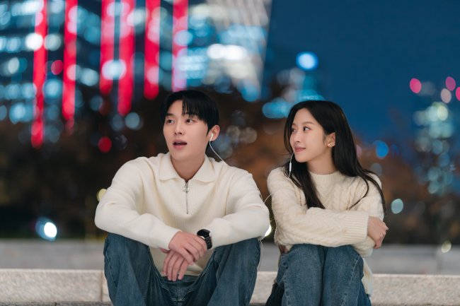Choi Hyun-wook e Mun Ka-young juntos em cena.