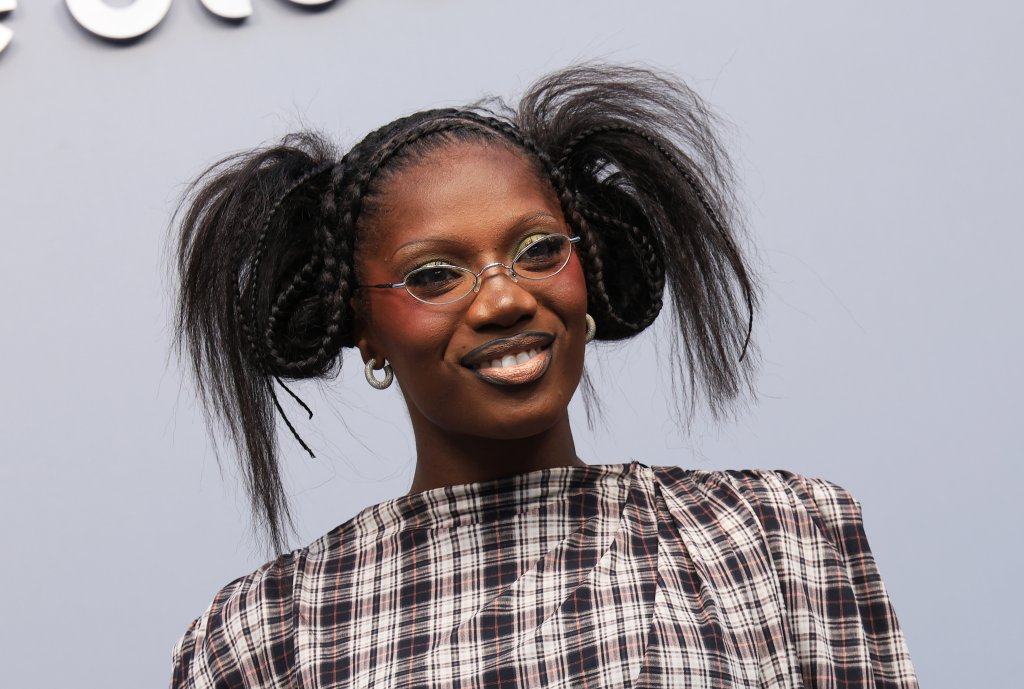 Doechii no desfile de outono-inverno 2025-2026 da Acne Studios na semana de moda de Paris
