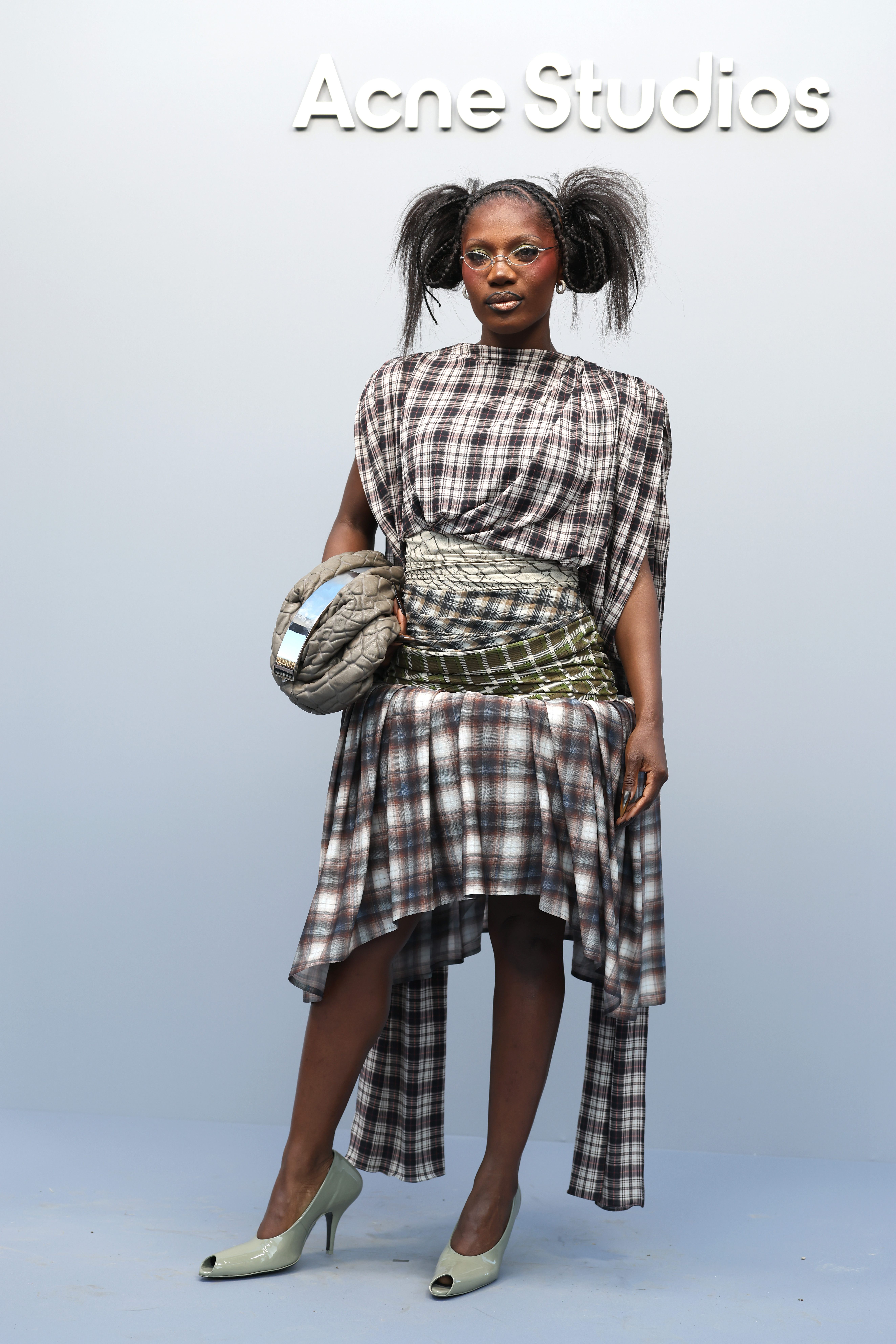 Acne Studios: Photocall – Paris Fashion Week – Womenswear Fall/Winter 2025-2026 Doechii no desfile de outono-inverno 2025-2026 da Acne Studios na semana de moda de Paris