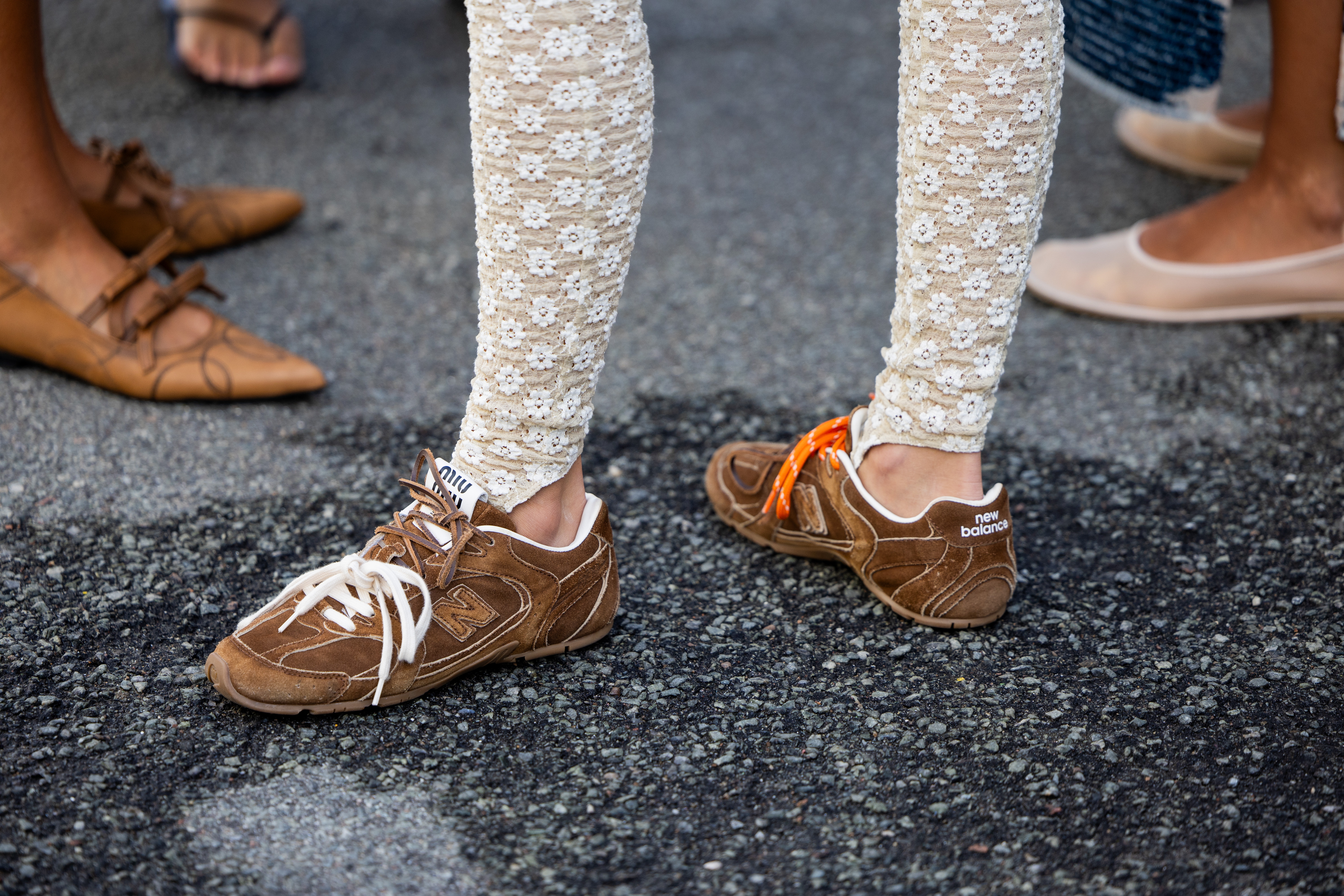 Look com tênis 530 SL da parceria entre New Balance e Miu Miu na semana de moda de Copenhagen em agosto de 2024