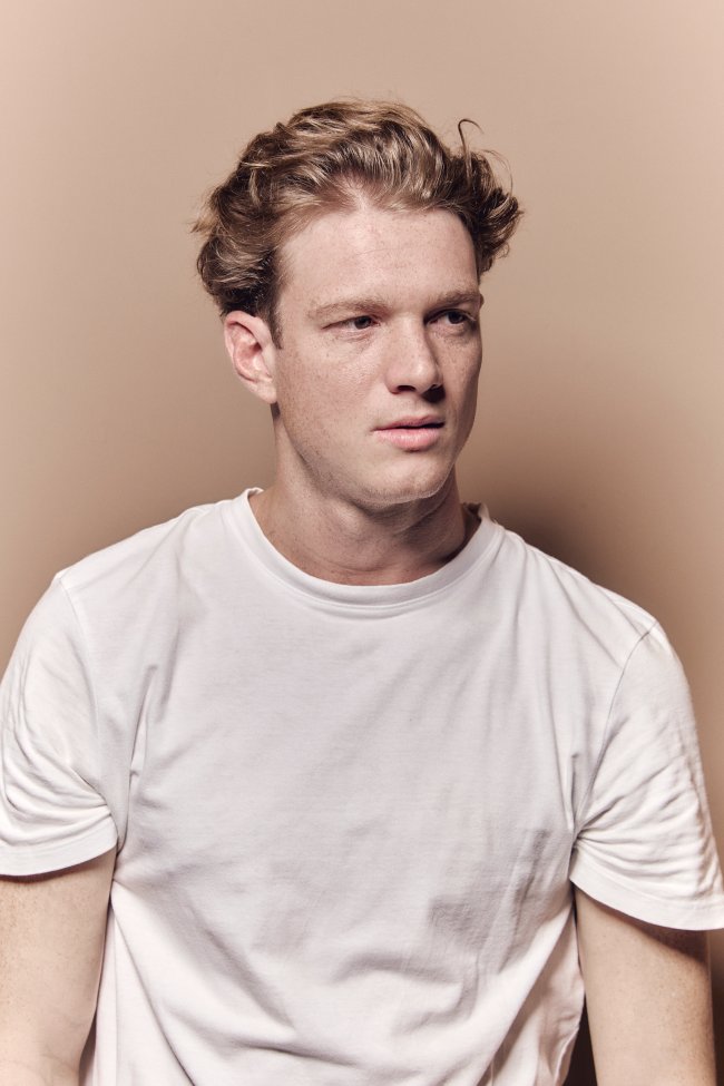 Pedro Novaes em imagem posada durante set da CAPRICHO. Imagem de uso exclusivo da publicação.