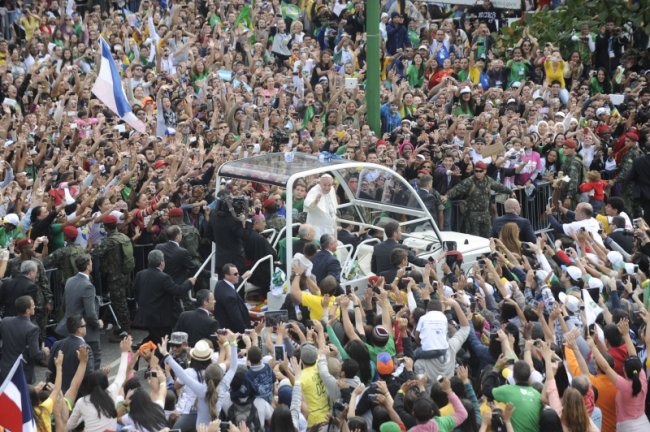 ABr072813TR_TNG0152 Rio de Janeiro, 2013 - O papa Francisco percorre de papamóvel, diante de uma multidão de católicos, os 3 quilômetros de percurso do Forte de Copacabana ao palco, no Leme, onde ocorrerá a Missa de Envio
