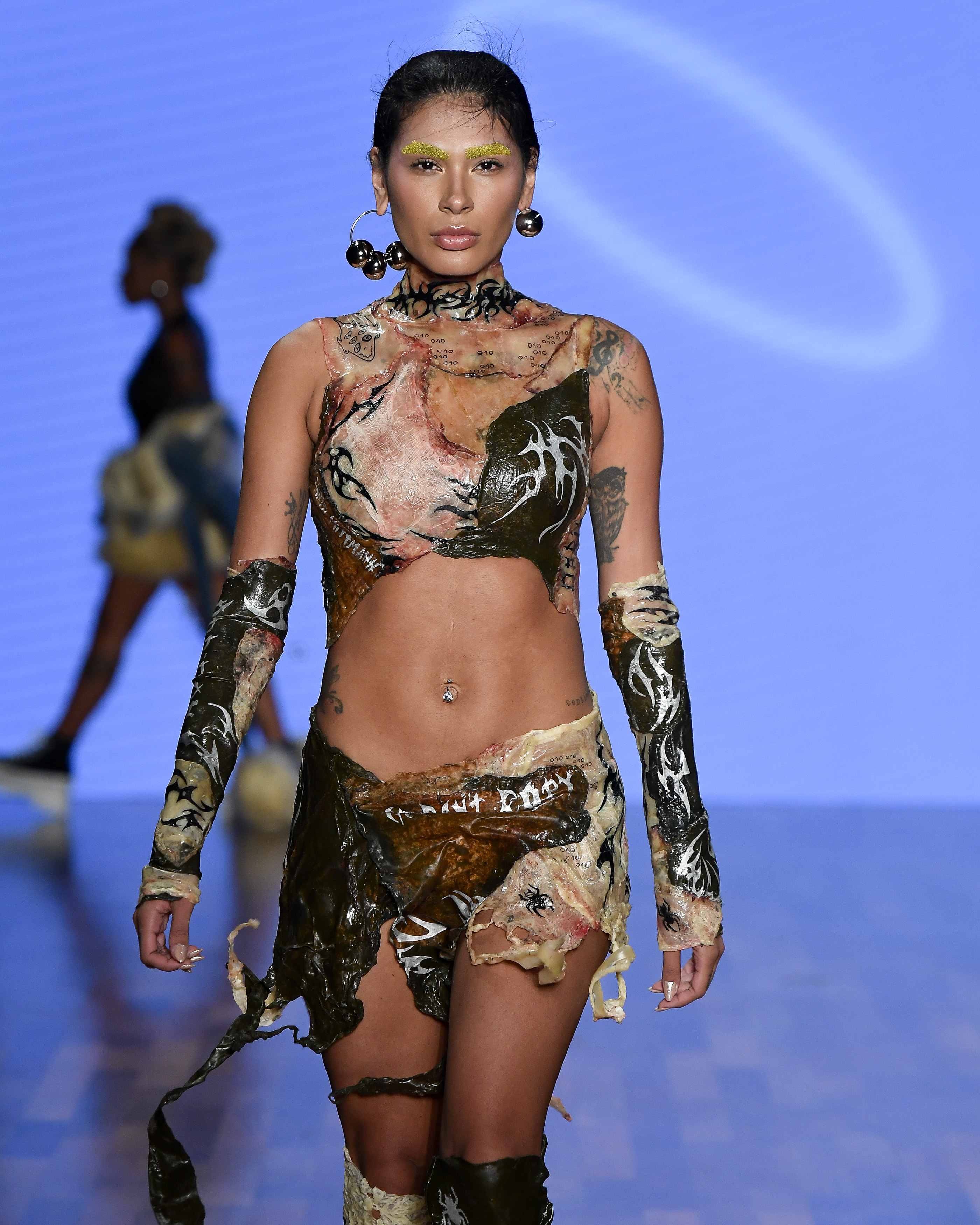 Dario Mittmann- SPFW N59Foto: Marcelo Soubhia/ @agfotosite A cantora Pocah desfilou para Dário Mittmann usando um conjunto de cropped e saia de látex, imitando pele humana.