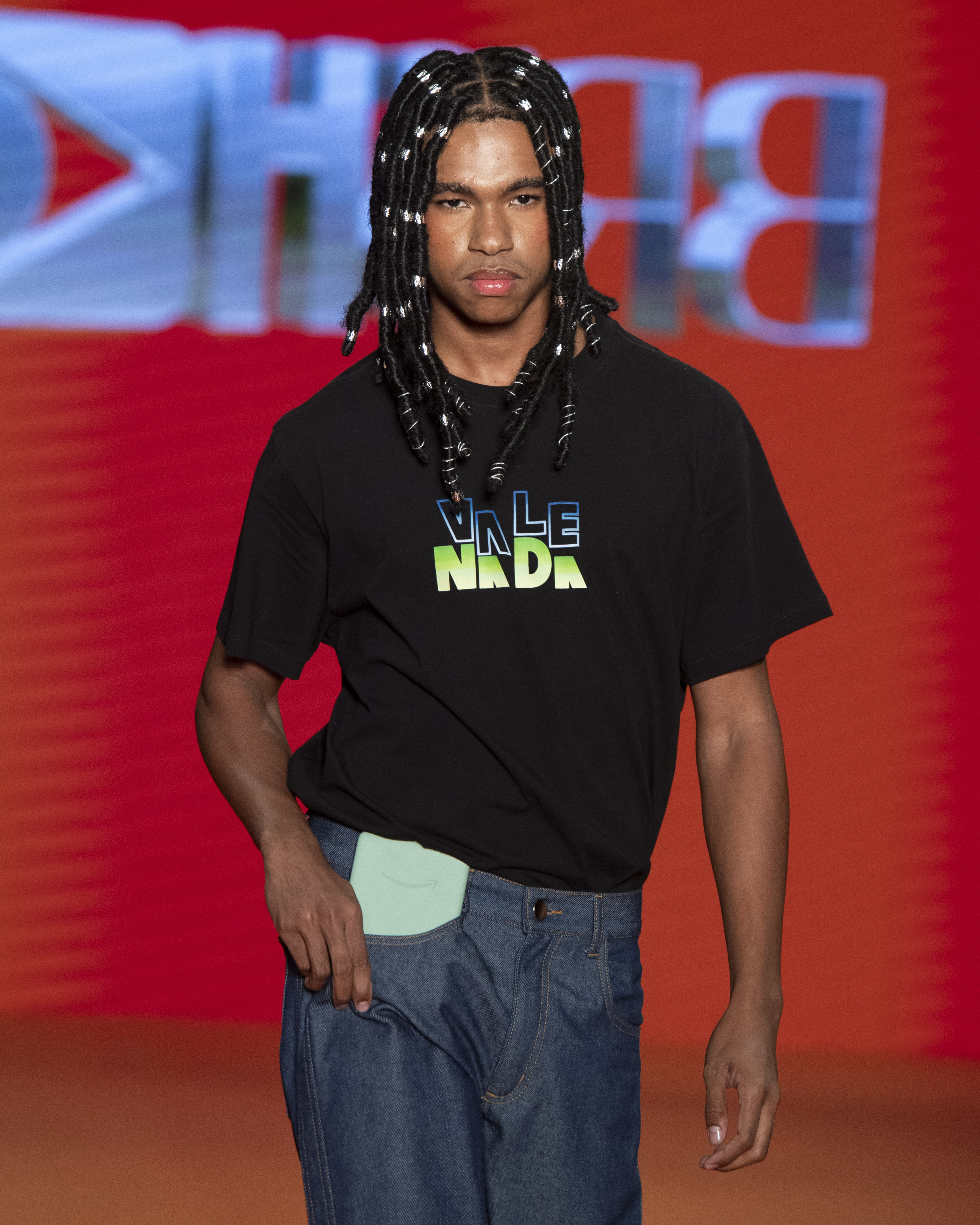 Led- SPFW N59Foto: Marcelo Soubhia/ @agfotosite Imagem do modelo na passarela da LED na SPFW N59 com camiseta escrito "vale nada", inspirado na novela Vale Tudo.