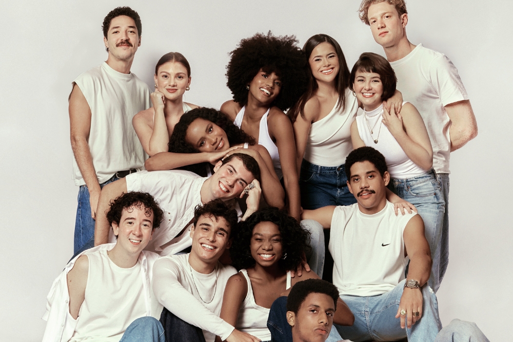 Elenco jovem de 'Garota do Momento' na revista digital de abril da CAPRICHO