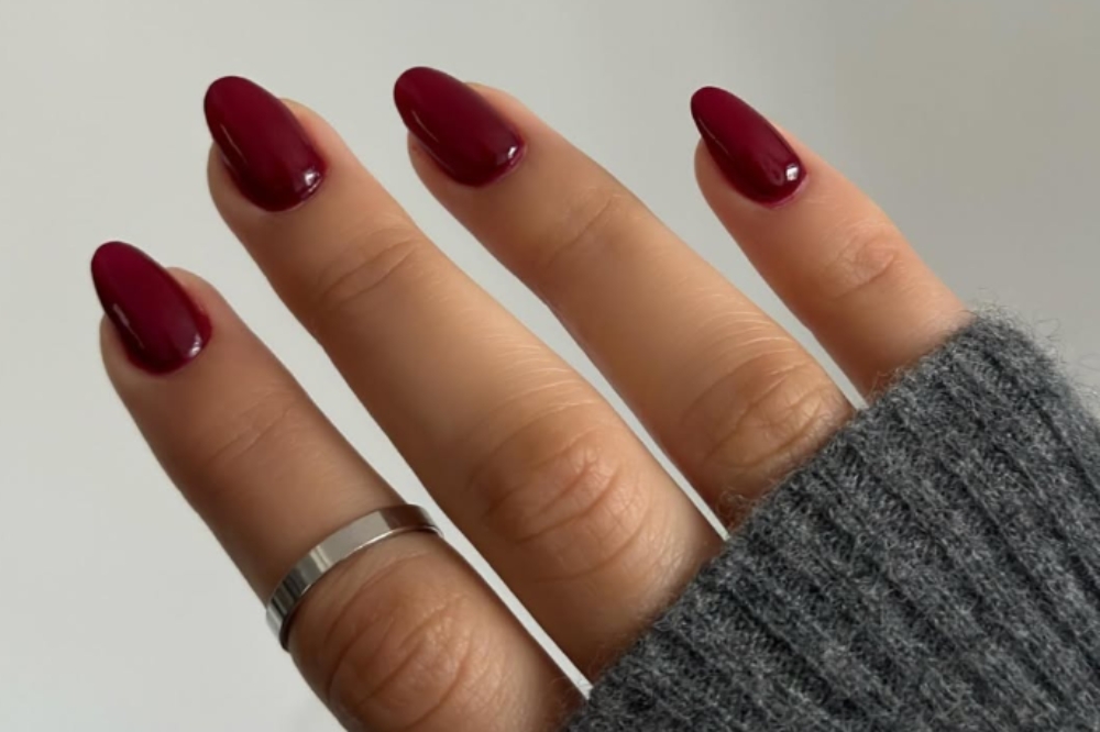 Unhas com esmalte vermelho cereja