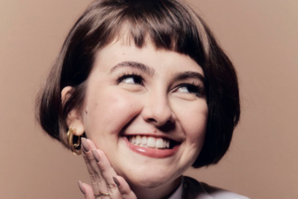 Klara Castanho em edição da CAPRICHO; ela está sorrindo e olhando para o lado