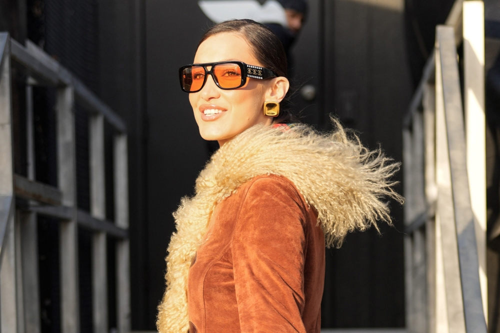 Bella Hadid usando óculos de lentes coloridas da Chanel