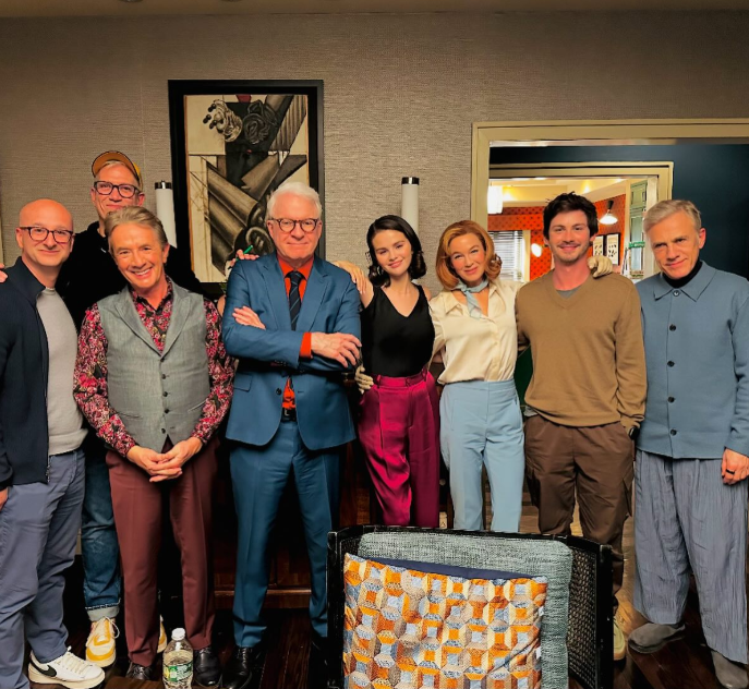 selena-gomez-logan-lerman-only-murders-in-the-building Selena Gomez publica foto ao lado de Logan Lerman e elenco da quinta temporada de 'Only Murders in the Building'