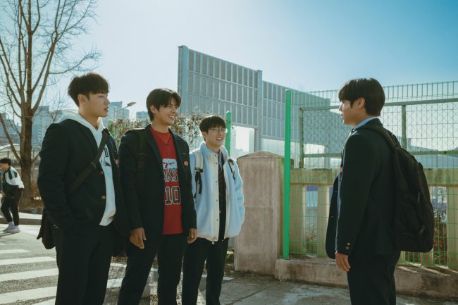 weak-hero-class-netflix Os atores Lee Min-jae, Ryeo Un, Choi Min-yeong e Park Ji-hoon na segunda temporada de Classe dos Heróis Fracos.