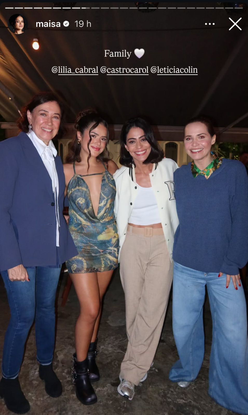 Maisa abusa de tendências para compor looks no aniversário Imagem da atriz Maisa Silva ao lado das atrizes Lilia Cabral, Carol Castro e Letícia Colin.
