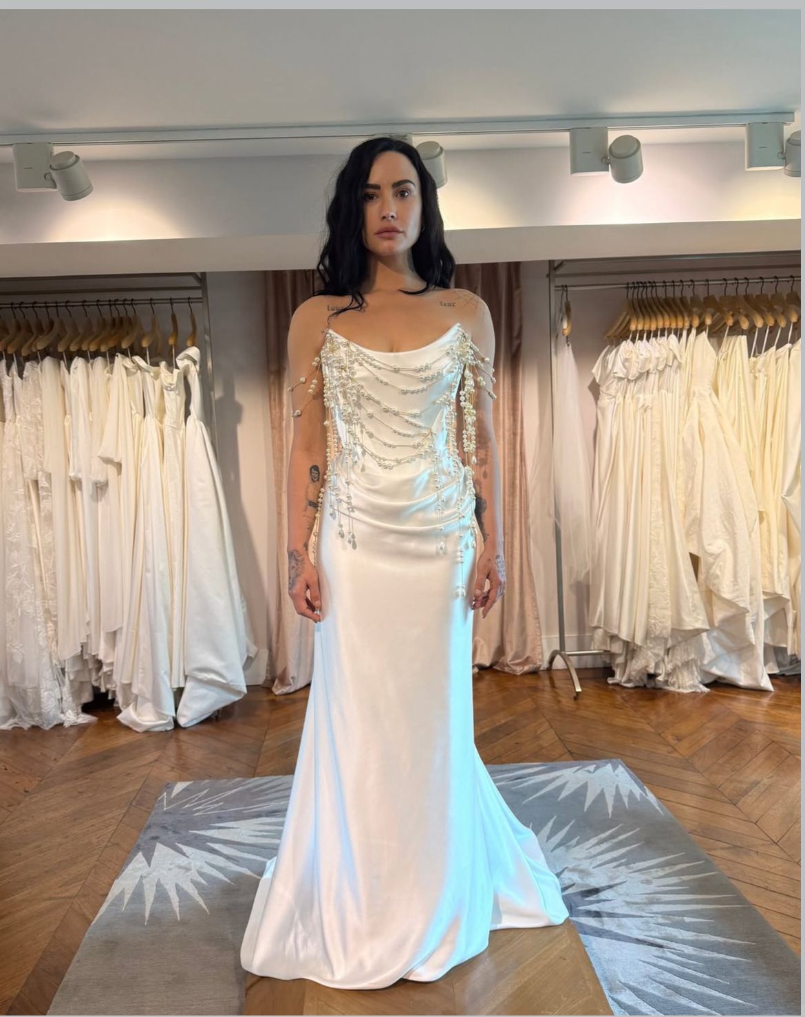 WhatsApp Image 2025-05-26 at 12.25.45 Imagem da atriz e cantora Demi Lovato usando seu vestido de casamento e véu.