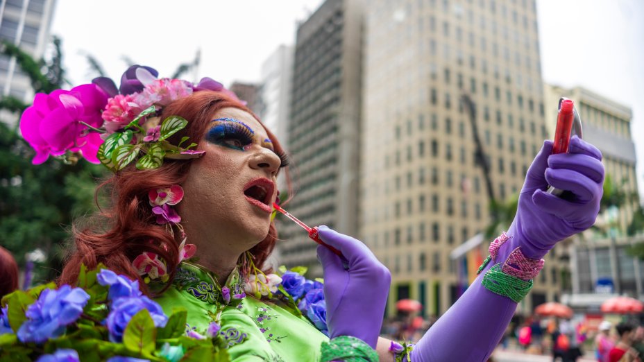 29ª Parada do Orgulho LGBT+ de São Paulo acontece na Avenida Paulista, em São Paulo, Brasil, em 22 de junho de 2025. A parada de 2025 tem como tema "Envelhecimento LGBT+: Memória, Resistência e Futuro" e, portanto, presta homenagem a representantes idosos da comunidade e seus contemporâneos falecidos. O objetivo é exigir visibilidade, respeito e políticas públicas inclusivas 29ª Parada do Orgulho LGBT+ de São Paulo acontece na Avenida Paulista, em São Paulo, Brasil, em 22 de junho de 2025. A parada de 2025 tem como tema "Envelhecimento LGBT+: Memória, Resistência e Futuro" e, portanto, presta homenagem a representantes idosos da comunidade e seus contemporâneos falecidos. O objetivo é exigir visibilidade, respeito e políticas públicas inclusivas