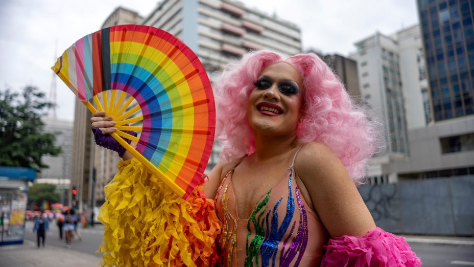 29ª Parada do Orgulho LGBT+ de São Paulo acontece na Avenida Paulista, em São Paulo, Brasil, em 22 de junho de 2025. A parada de 2025 tem como tema "Envelhecimento LGBT+: Memória, Resistência e Futuro" e, portanto, presta homenagem a representantes idosos da comunidade e seus contemporâneos falecidos. O objetivo é exigir visibilidade, respeito e políticas públicas inclusivas 29ª Parada do Orgulho LGBT+ de São Paulo acontece na Avenida Paulista, em São Paulo, Brasil, em 22 de junho de 2025. A parada de 2025 tem como tema "Envelhecimento LGBT+: Memória, Resistência e Futuro" e, portanto, presta homenagem a representantes idosos da comunidade e seus contemporâneos falecidos. O objetivo é exigir visibilidade, respeito e políticas públicas inclusivas