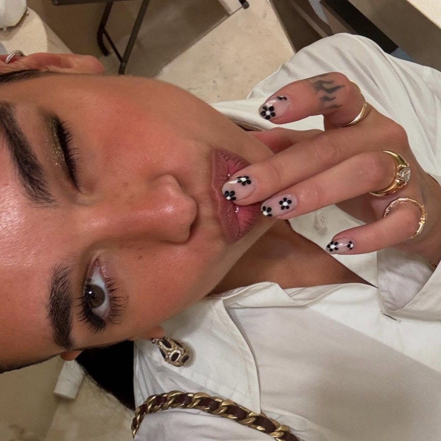 dua-lipa-nail-art-floral Unhas florais em preto e branco da Dua Lipa