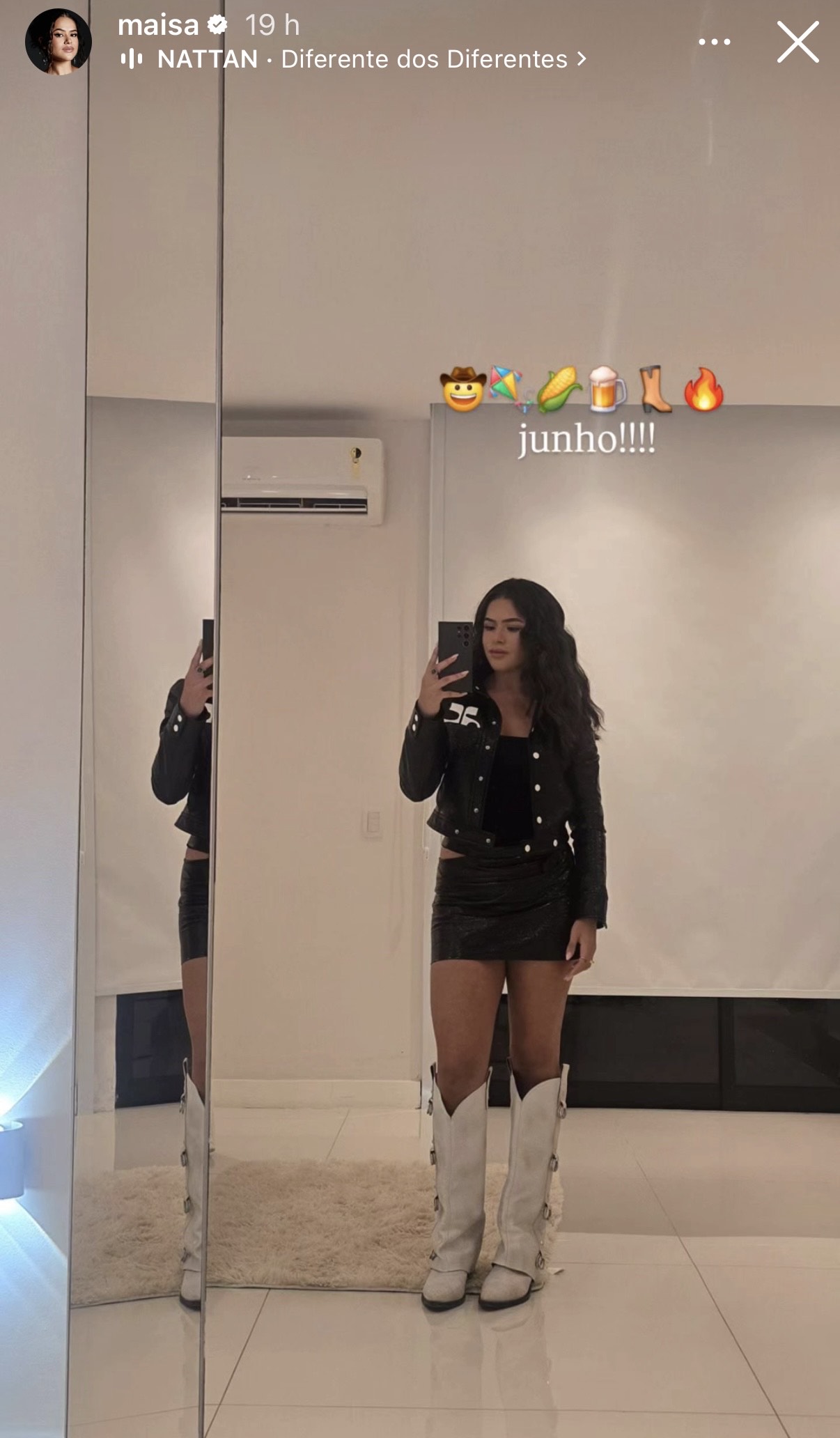 Look preto com bota western branca de Maisa para Festa Junina