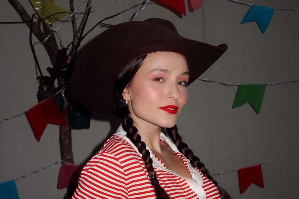 Larissa Manoela com look e maquiagem de festa junina