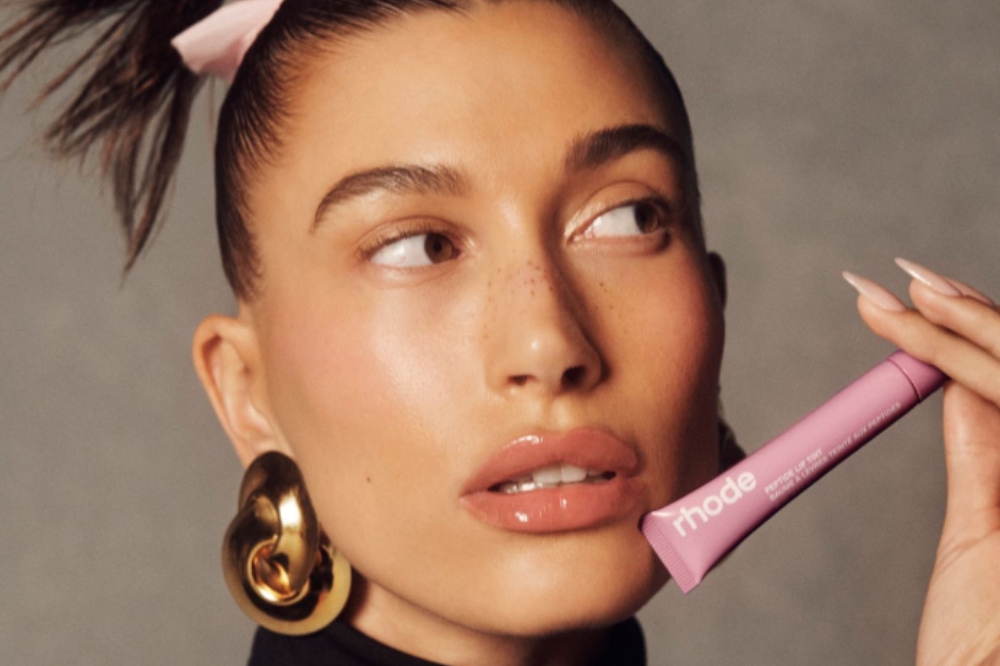 Hailey Bieber em campanha da Rhode