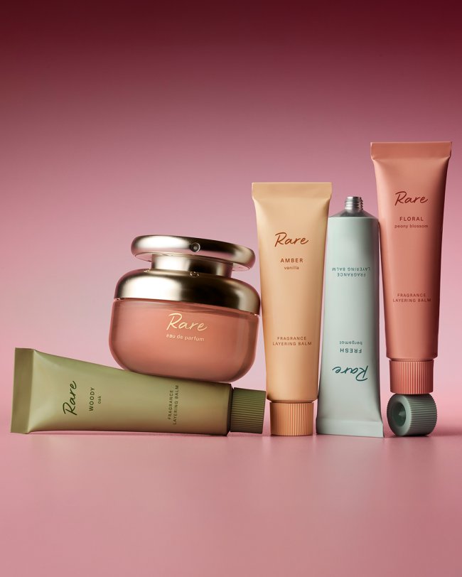 Perfume e novos itens corporais da Rare Beauty.