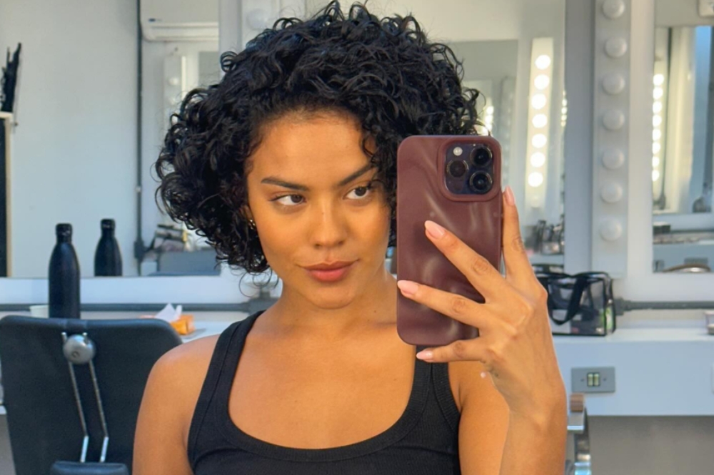 Bella Campos em caracterização como Maria de Fátima, de 'Vale Tudo'